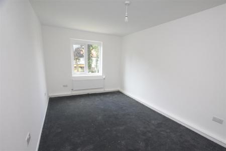 3 bedroom Flat to let in Hamilton Close, Bournemouth