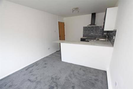 3 bedroom Flat to let in Hamilton Close, Bournemouth