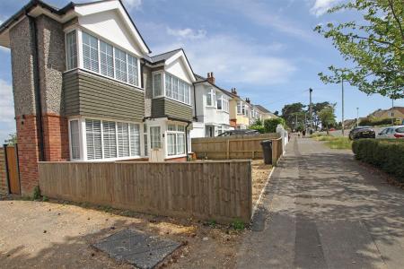 2 bedroom Detached house to let in West Way, Bournemouth
