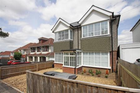 2 bedroom Detached house to let in West Way, Bournemouth