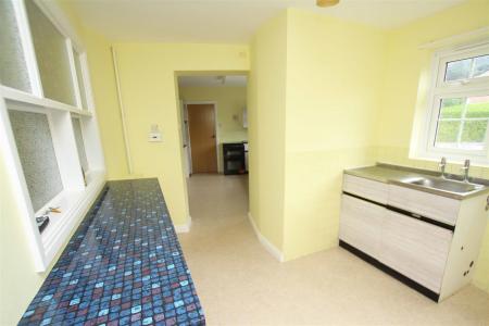 4 bedroom Detached house to let in Wychwood Close, Bournemouth