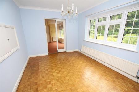 4 bedroom Detached house to let in Wychwood Close, Bournemouth