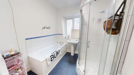 4 bedroom Maisonette to let in Bedford Place