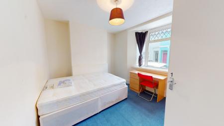 4 bedroom Terraced House to let in Park Crescent Road