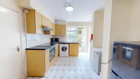 4 bedroom Terraced House to let in Park Crescent Road