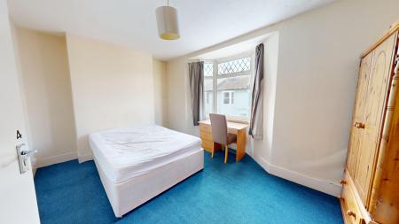 4 bedroom Terraced House to let in Park Crescent Road