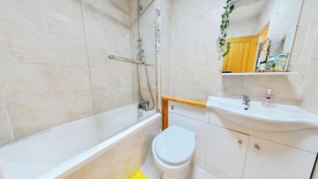 1 bedroom Studio flat to let in 46-48 The Drive, Hove, BN3