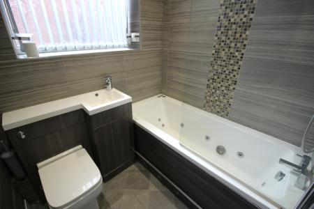 2 bedroom Bungalow to let in Avon Road, Oldham, OL9