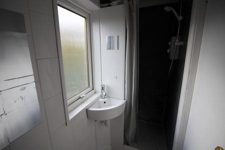 6 bedroom Terraced House to let in Queens Road, Chadderton, OL9