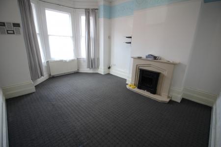 6 bedroom Terraced House to let in Queens Road, Chadderton, OL9