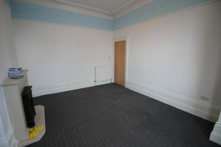 6 bedroom Terraced House to let in Queens Road, Chadderton, OL9