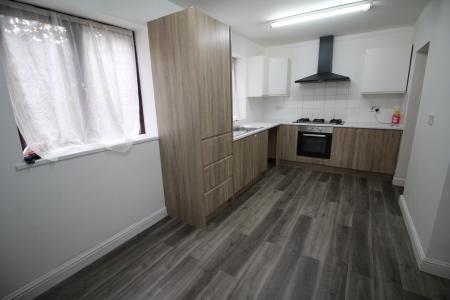 6 bedroom Terraced House to let in Queens Road, Chadderton, OL9