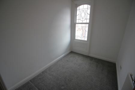 6 bedroom Terraced House to let in Queens Road, Chadderton, OL9