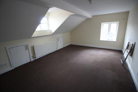 6 bedroom Terraced House to let in Queens Road, Chadderton, OL9