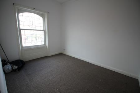 6 bedroom Terraced House to let in Queens Road, Chadderton, OL9