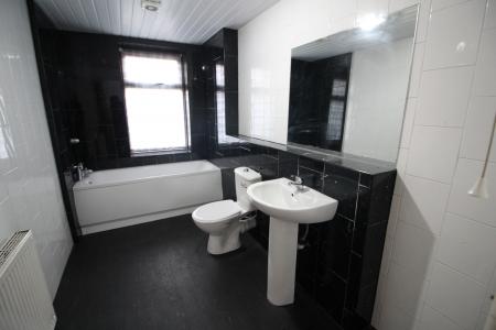 6 bedroom Terraced House to let in Queens Road, Chadderton, OL9