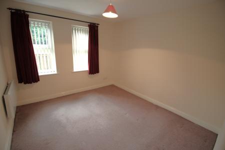 1 bedroom Ground floor flat for sale in Carrbrook Drive, Royton, OL2