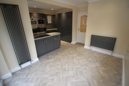 5 bedroom Detached house to let in Links View, Rochdale, OL11