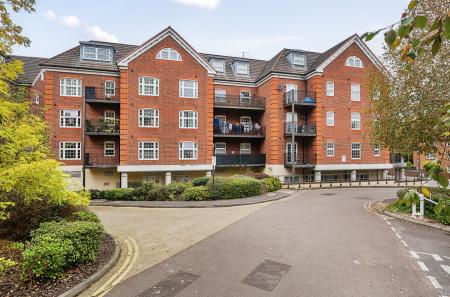 2 bedroom Flat for sale in Dorchester Court, Camberley
