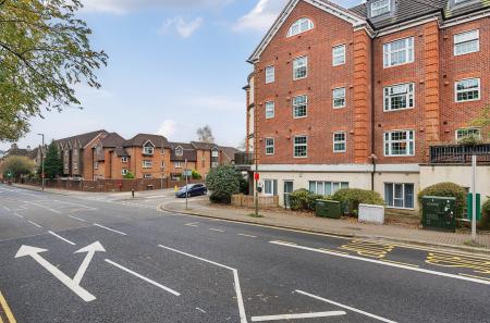 2 bedroom Flat for sale in Dorchester Court, Camberley