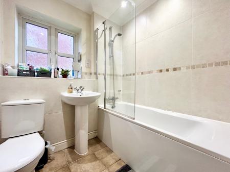 2 bedroom Apartment to let in Brookbank Close, Cheltenham, GL50