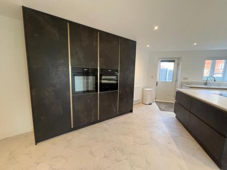 3 bedroom Semi-detached house to let in Abbey field view, Colchester, CO2