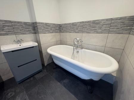 3 bedroom Detached house to let in Chapel Road, Weldon, NN17