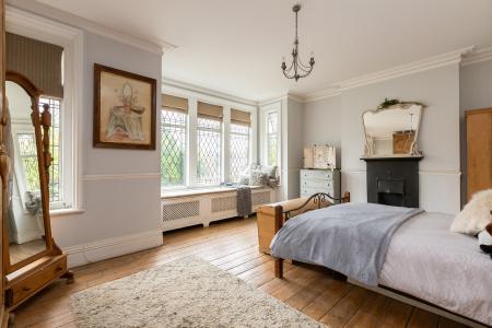 4 bedroom Semi-detached house for sale in Park Road, New Barnet, London, EN4