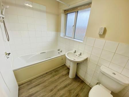 2 bedroom Flat to let in Guildhall Street, Grantham, NG31