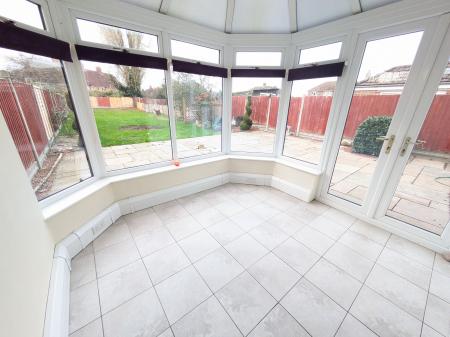 3 bedroom Semi-detached house to let in Shelley Avenue, Grantham, NG31