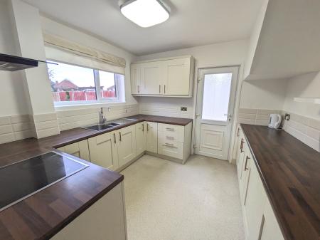 3 bedroom Semi-detached house to let in Shelley Avenue, Grantham, NG31