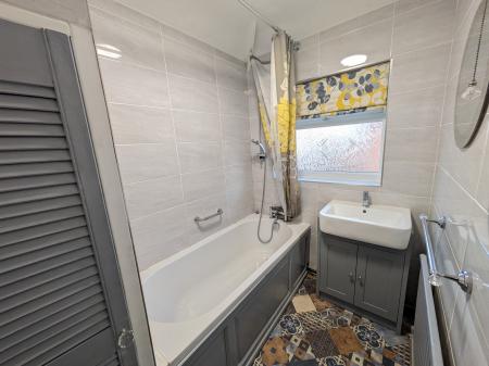 3 bedroom Semi-detached house to let in Shelley Avenue, Grantham, NG31