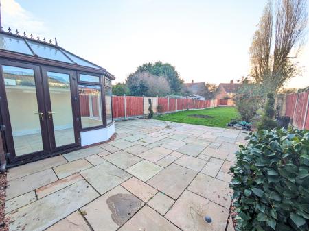 3 bedroom Semi-detached house to let in Shelley Avenue, Grantham, NG31
