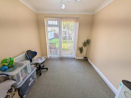 3 bedroom Semi-detached house to let in West Avenue, Grantham, NG31