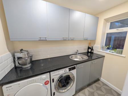 4 bedroom Semi-detached house to let in Pasture Close, Colsterworth, NG33