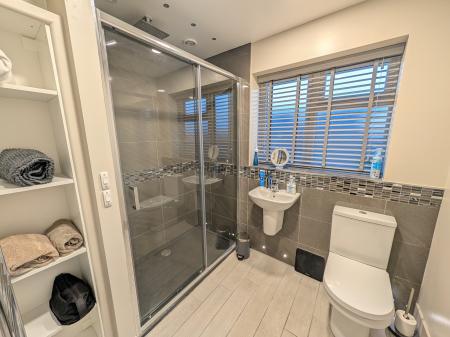 4 bedroom Semi-detached house to let in Pasture Close, Colsterworth, NG33