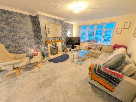 4 bedroom Semi-detached house to let in Pasture Close, Colsterworth, NG33