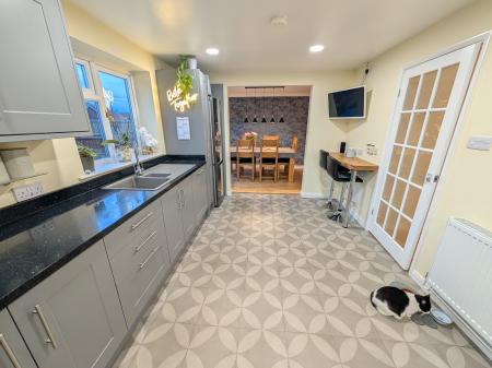 4 bedroom Semi-detached house to let in Pasture Close, Colsterworth, NG33