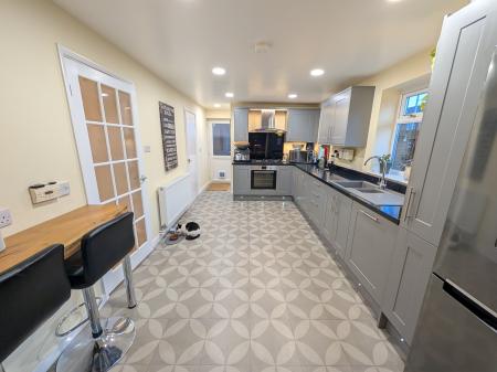 4 bedroom Semi-detached house to let in Pasture Close, Colsterworth, NG33