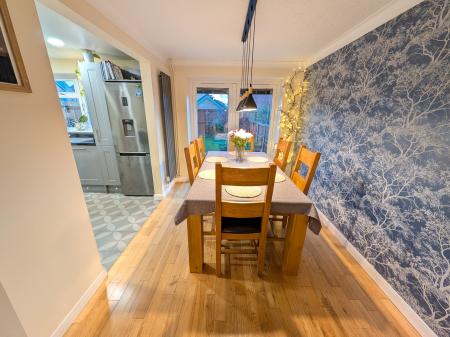 4 bedroom Semi-detached house to let in Pasture Close, Colsterworth, NG33