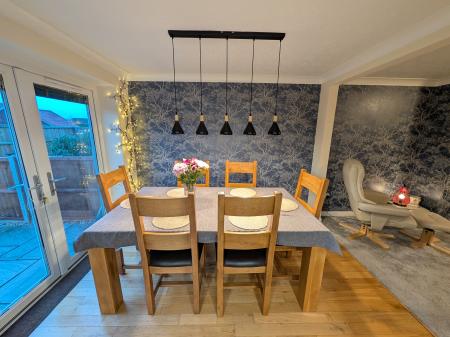 4 bedroom Semi-detached house to let in Pasture Close, Colsterworth, NG33