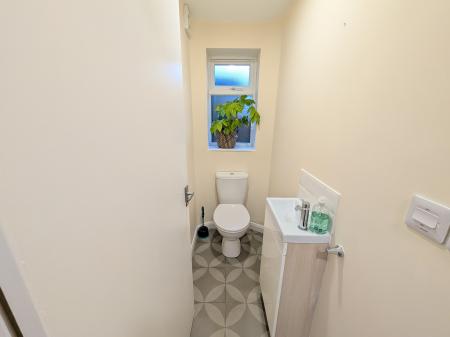 4 bedroom Semi-detached house to let in Pasture Close, Colsterworth, NG33