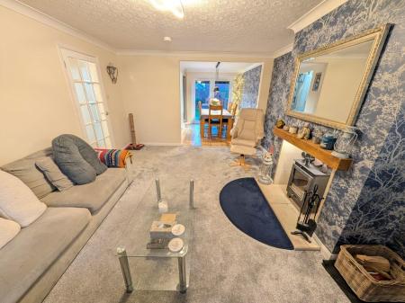 4 bedroom Semi-detached house to let in Pasture Close, Colsterworth, NG33