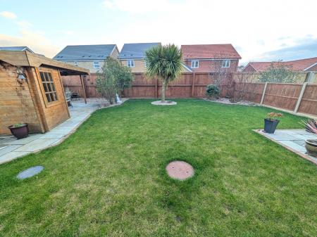 4 bedroom Semi-detached house to let in Pasture Close, Colsterworth, NG33