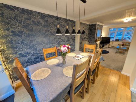 4 bedroom Semi-detached house to let in Pasture Close, Colsterworth, NG33