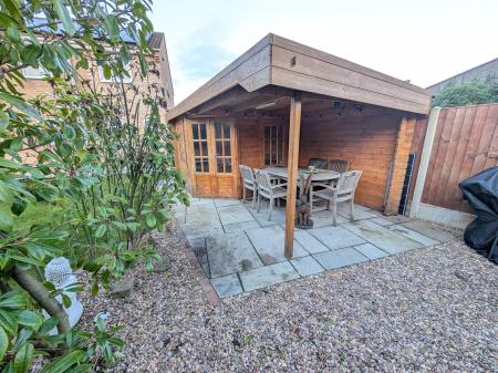 4 bedroom Semi-detached house to let in Pasture Close, Colsterworth, NG33