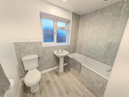 4 bedroom Semi-detached house to let in Pasture Close, Colsterworth, NG33