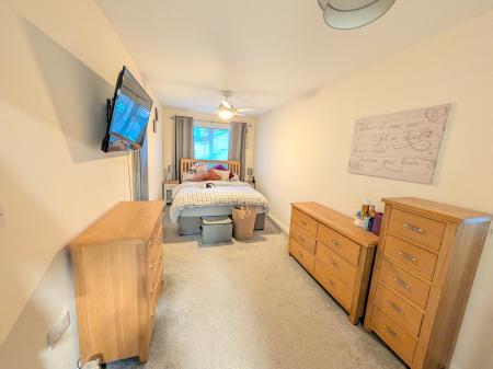 4 bedroom Semi-detached house to let in Pasture Close, Colsterworth, NG33