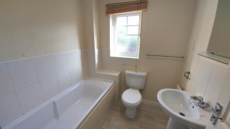 3 bedroom Town house to let in Dexter Avenue, Grantham, NG31