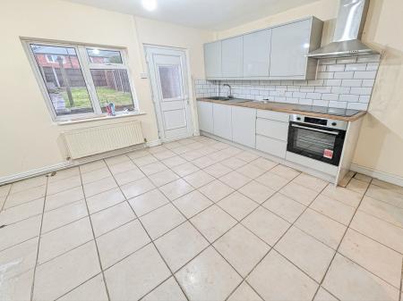 2 bedroom End of terrace house to let in Kingston Avenue, Grantham, NG31